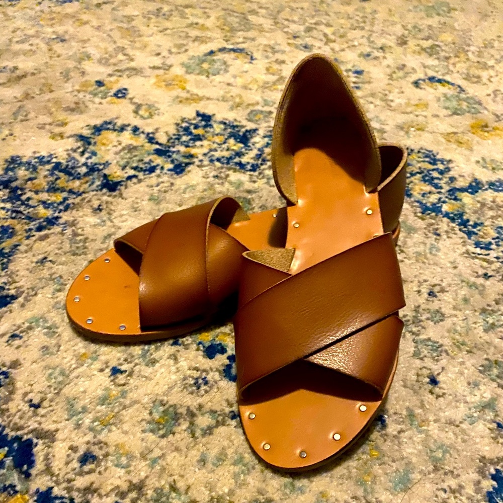 Brown cross over sandals.